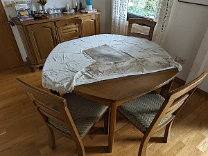 Tisch, ausziehbar, Eiche rustikal und 8 Stühle