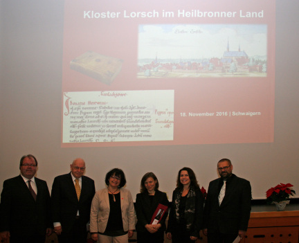 Ein Gruppenbild mit Kreisarchivarin Petra Schön, den Referenten und Bürgermeister Sabine Rotermund.