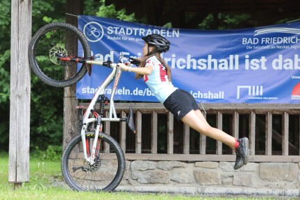 Akrobatische Übung auf einem Fahrrad.