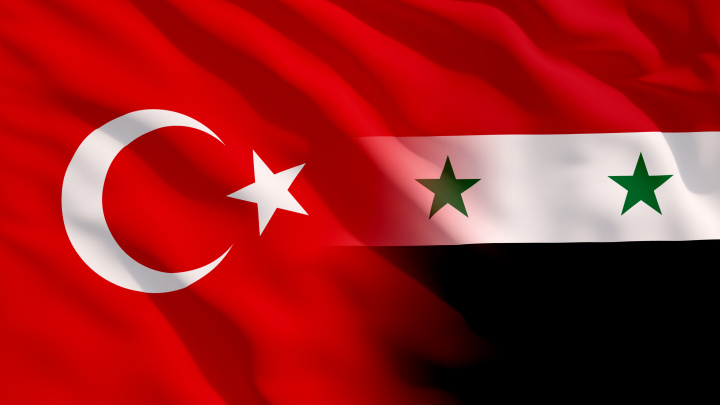 Die türkische und die syrische Flagge