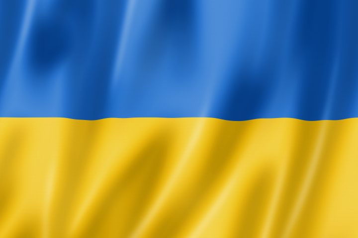 Die ukrainische Flagge in den Farben blau und gelb ist zu sehen. 