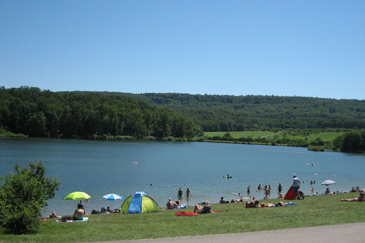 Der Badesee Ehmetsklinge im Landkreis Heilbronn.