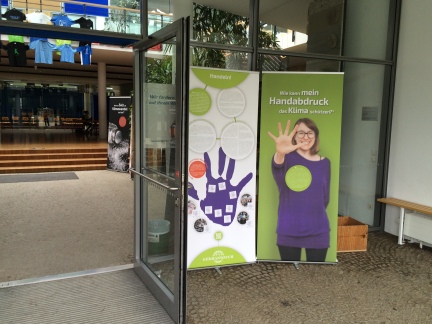 Eingängstür mit dem Plakat 