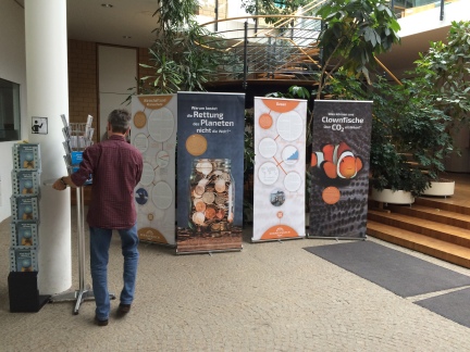 Foyer der Schule mit Plakatständern