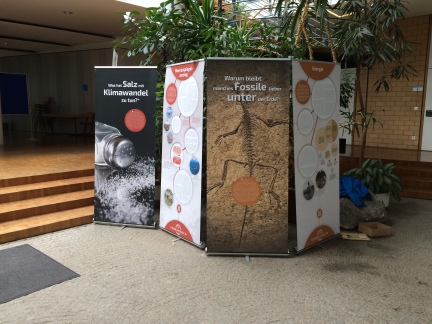Foyer der Schule mit Plakatständern