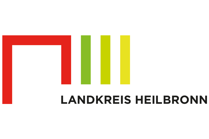 Das Logo des Landkreises Heilbronn nimmt in Rot die Form des Eingangs in der Lerchenstraße auf und mit drei Balken in verschiedenen Grüntönen daneben, die Farben der Schallschutzlamellen. Darunter der schwarze Schriftzug „Landkreis Heilbronn“.
