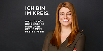 Portrait einer lächelnden jungen Frau. Daneben steht der Schriftzug "Ich bin im Kreis".