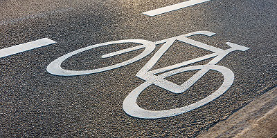 Eine Straße mit einer Radweg-Markierung.