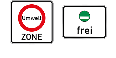 Ein Verkehrsschild mit der Aufschrift Umweltzone und ein Schild mit einer grünen Plakette.