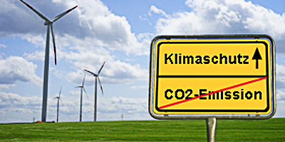Landschaft mit Windräder, davor ein Ortschild CO2 druchgestrichen, Nächste Station Klimaschutz